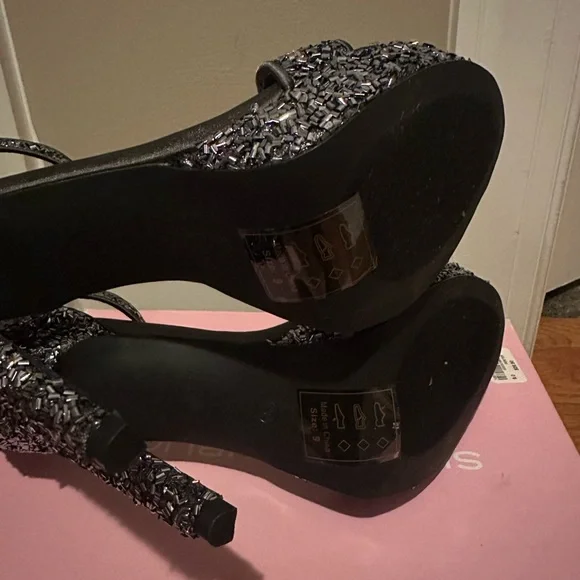 Elegant Black Glitter Heels - Picture 4 of 4